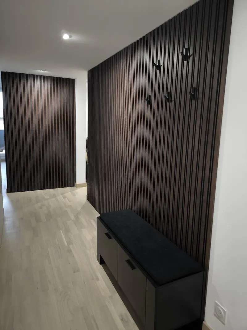 Parquet bois clair et habillage mural