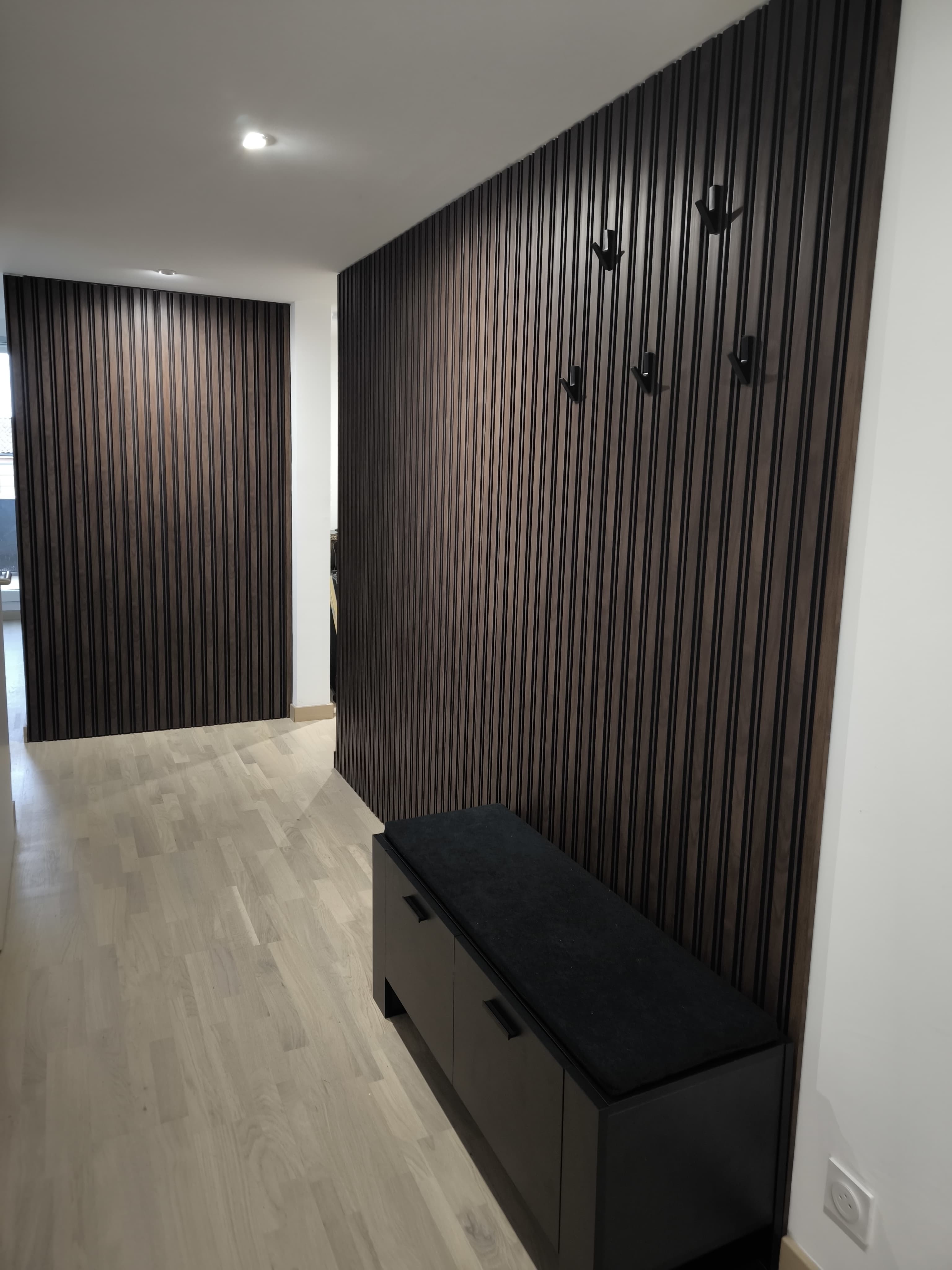 Parquet bois clair et habillage mural